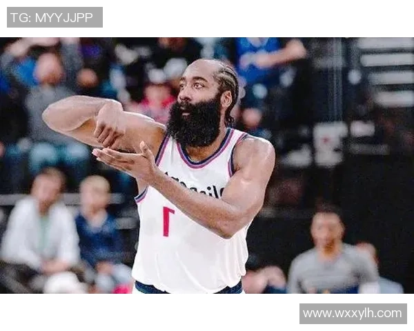 哈登与世界足球巨星同框对比照精彩呈现 展现运动员跨界魅力与球场风采